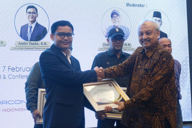 Caption: Arya Rezavidi Dewan Pakar METI saat menyerahkan piagam penghargaan kepada Andri Yanto Junior Manager PT Thorcon Power Indonesia salah satu narasumber Diskusi Publik bertajuk Memahami Rencana PLTN di Bangka Belitung Diskusi Data dan Fakta, Aston Emidary Bangka Hotel dan Conference Center Pangkalpinang, Sabtu (7/2/2026).