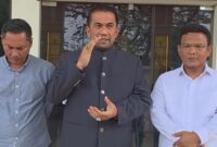 Caption: Andi Kusuma (tengah) di dampingi oleh kuasa hukumnya Hangga Oktafandany (kiri) dan Budiyono (kanan) saat mendaftarkan gugatan Praperadilan ke Pengadilan Negeri Pangkalpinang, Senin 6/4/2026.