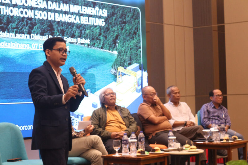 Caption: Andri Yanto, Junior Manager PT Thorcon Power Indonesia saat menyampaikan paparannya, salah satu narasumber Diskusi Publik Memahami Rencana PLTN di Bangka Belitung Diskusi Data dan Fakta, Sabtu (7/2/2026)
