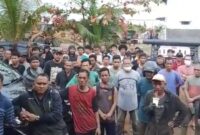 Caption : Ratusan massa saat mendengar permohonan maaf dari Satgas Tricakti atas kesalah paham atas penghadangan dan pemeriksaan terhadap sejumlah truck yang mengangkut pasir tailing sebagian milik masyarakat mitra perusahaan, Sabtu (7/3/2026)