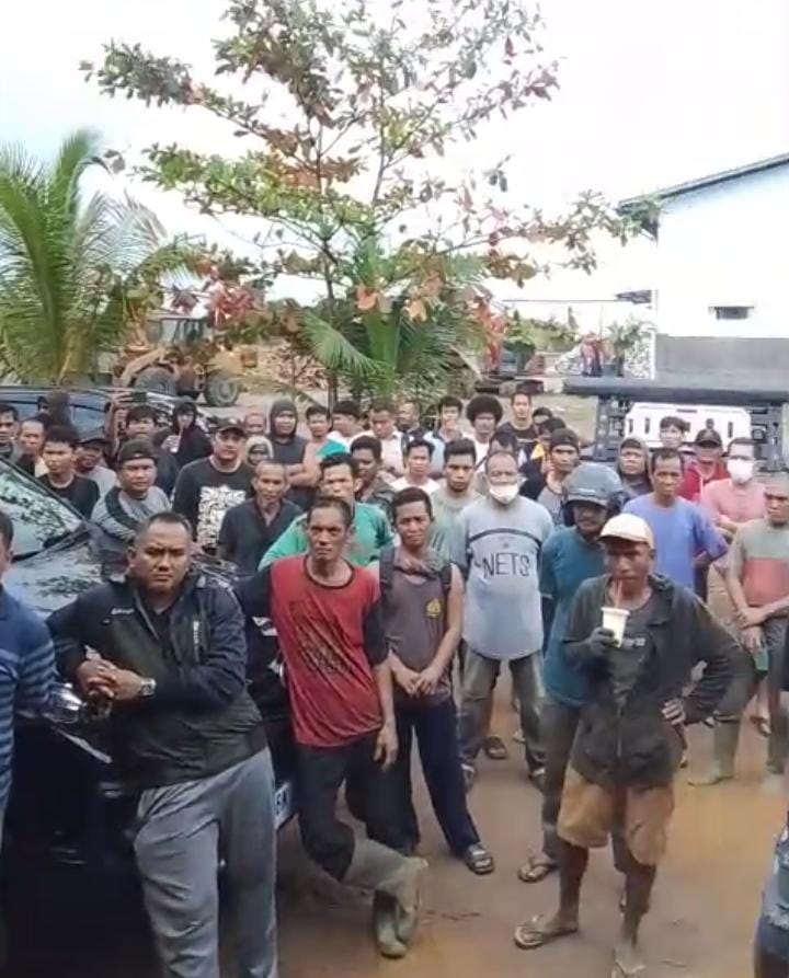 Caption : Ratusan massa saat mendengar permohonan maaf dari Satgas Tricakti atas kesalah paham atas penghadangan dan pemeriksaan terhadap sejumlah truck yang mengangkut pasir tailing sebagian milik masyarakat mitra perusahaan, Sabtu (7/3/2026)