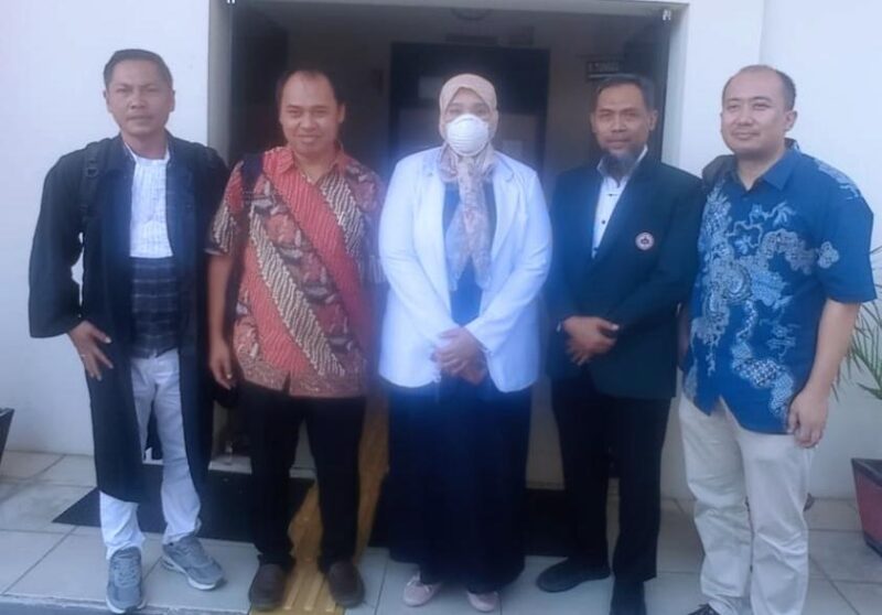 Caption (kiri - kanan) : Advokat Hangga Oktafandany SH (kiri) dr. Rizky Adriansyah,Sp.A (Konsultan Jantung Anak) saksi ahli, dr Ratna Setia Asih (tengah), advokat dr Agus Ariyanto SH MH dan dr. Himawan Aulia Rahman, Sp.A (Konsultan Gastrohepatologi/Ahli Pencernaan Anak) saksi ahli.