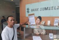 Caption: Surat diterima oleh Staf Bank Sumsel Babel