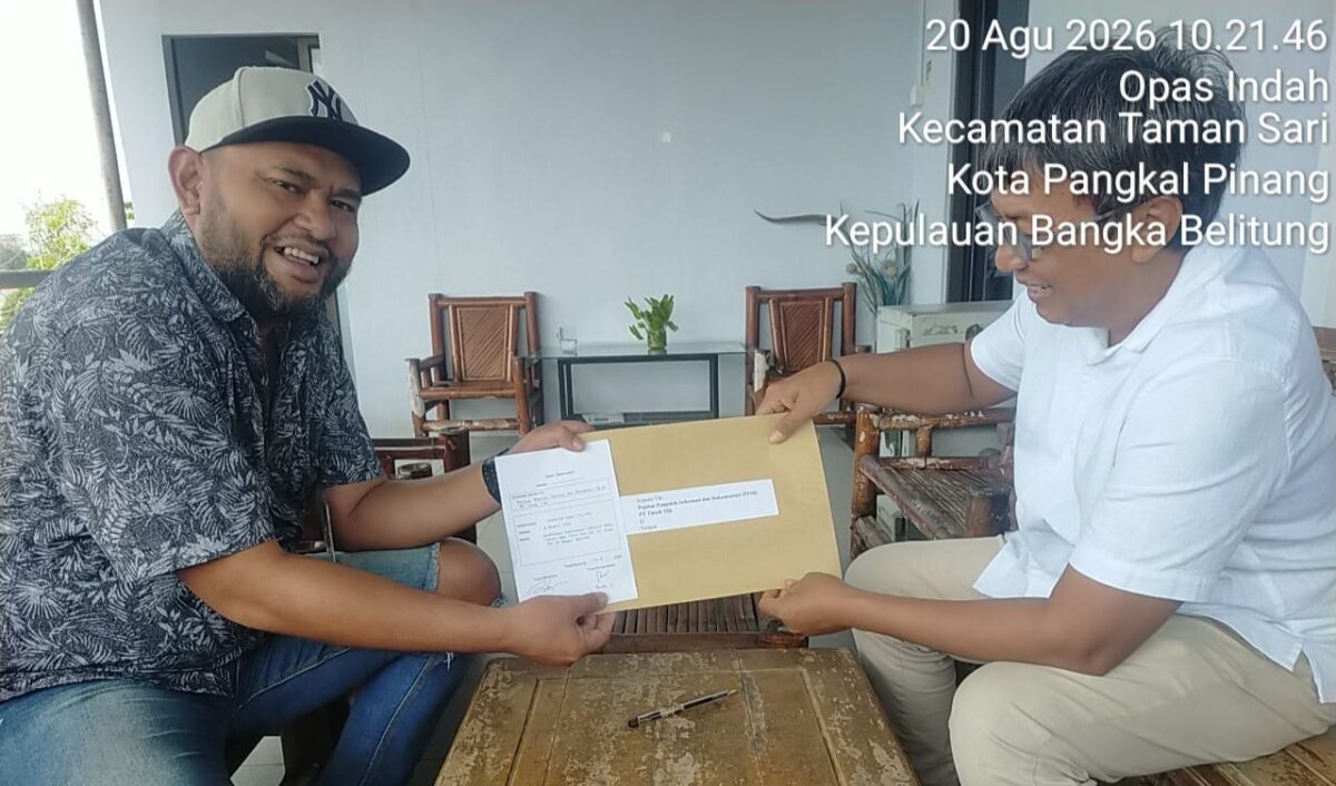 Caption: Surat diterima Humas PT Timah yang dikirim oleh Plt Sekretaris AlMASTER Babel Rendy Firlana (kiri)
Staf Humas PT Timah (kanan)