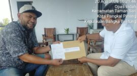 Caption: Surat diterima Humas PT Timah yang dikirim oleh Plt Sekretaris AlMASTER Babel Rendy Firlana (kiri)
Staf Humas PT Timah (kanan)