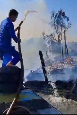Bangkai Kapal Leoton Terbakar, Satpolairud Polres Bangka Barat Bersama Warga Berjibaku Jinakkan Api