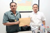 Caption:  Muhamad Zen Pimpinan Umum  Media TitahNusa.com saat menyerahkan Surat Permohonan Keterbukaan Informasi Publik ke BWS Babel yang diterima pihak Humas