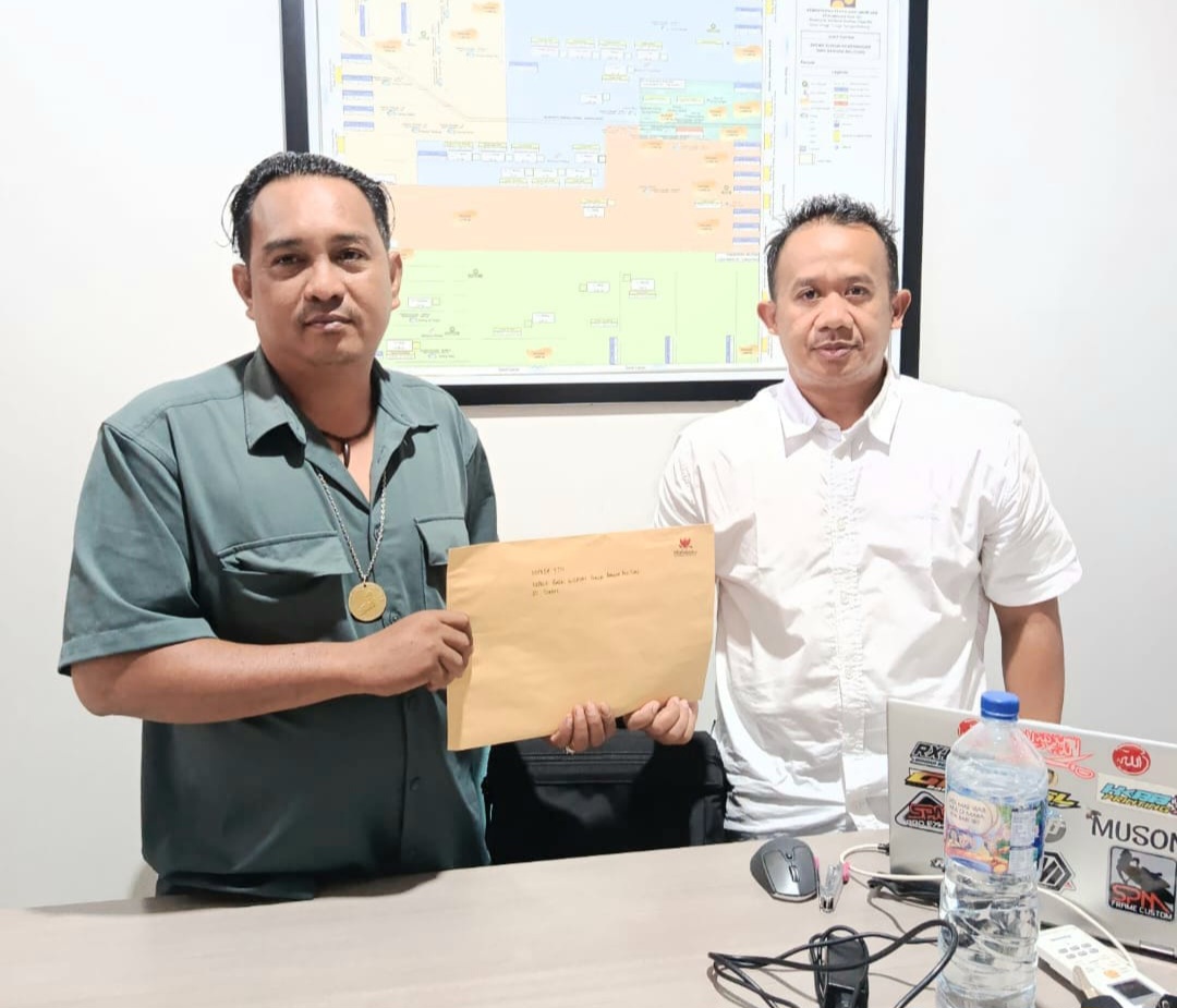 Caption: Muhamad Zen Pimpinan Umum Media TitahNusa.com saat menyerahkan Surat Permohonan Keterbukaan Informasi Publik ke BWS Babel yang diterima pihak Humas