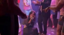 Caption : Tampak MA saat menyawer penyanyi di salah satu klub malam