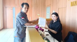 Caption: Budi wartawan TitahNusa.com saat mengirimkan surat keberatan yang diterima Staff BWS Babel