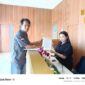 Caption: Budi wartawan TitahNusa.com saat mengirimkan surat keberatan yang diterima Staff BWS Babel