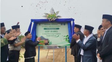 Caption: Peresmian Gerakan Ekoteologi Pesantren oleh Plt. Kakanwil Kemenag Babel H. Pril Marori, ST, MM bersama Karo Kesra Provinsi Kepulauan Bangka Belitung