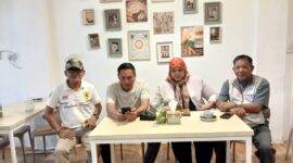 Caption: dr Ratna bersama tim kuasa hukumnya Saat Konferensi Pers di salah satu cafe di Pangkalpinang